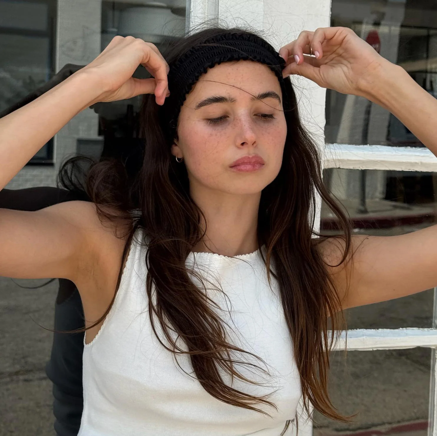 Ruffle Headband in Noir - Image 3